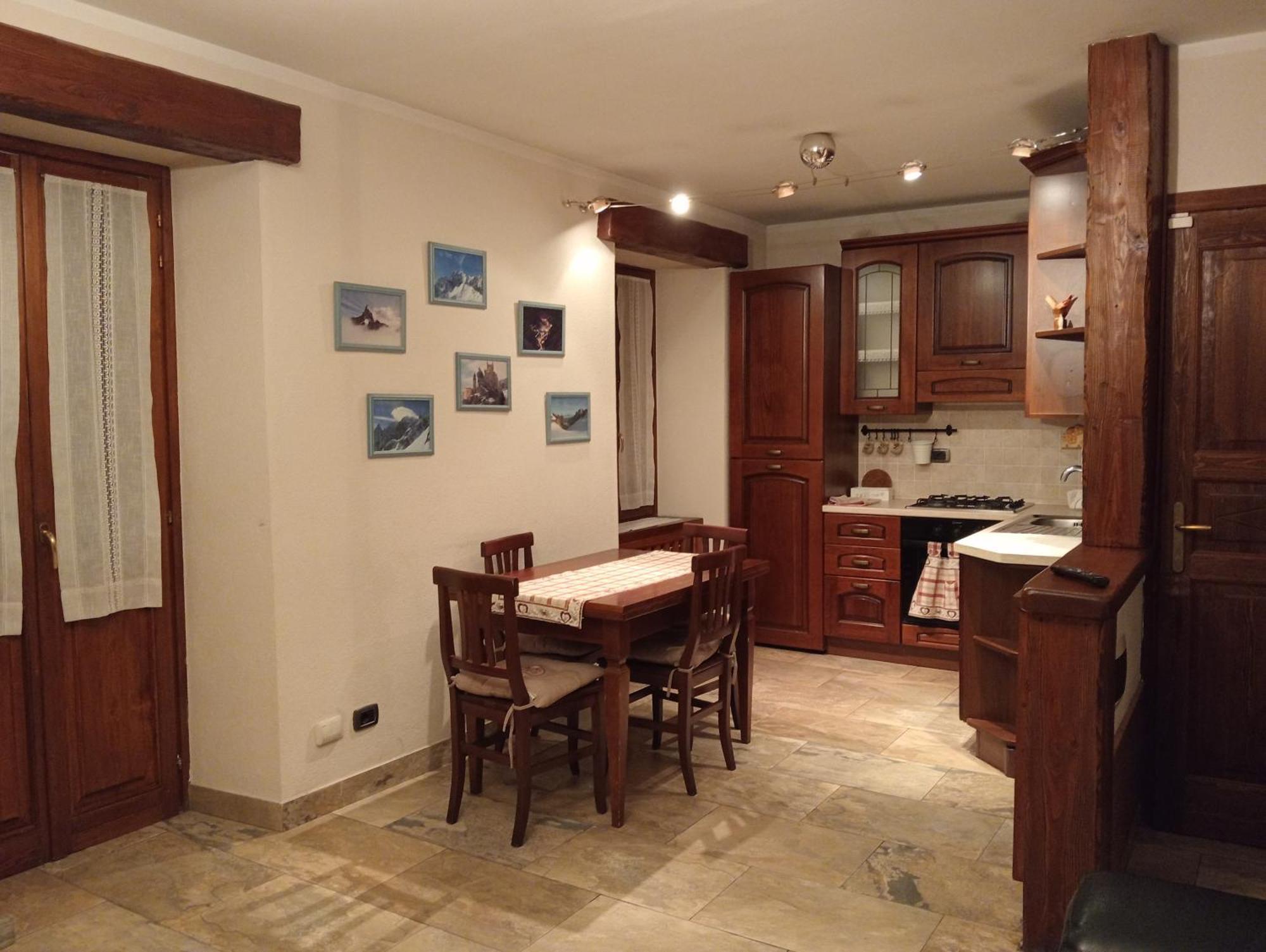 דירות לה סאלה Mansarda Monte Bianco מראה חיצוני תמונה